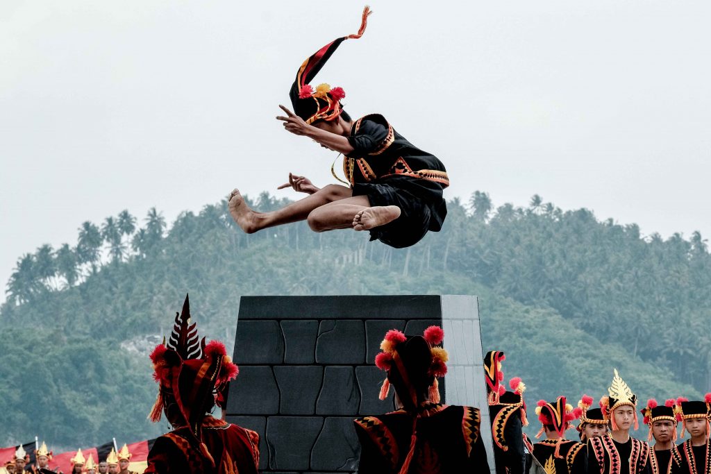 Read more about the article Sosok di Balik “Lompat Nias” : Aset Fotografi Kemerdekaan ke-77